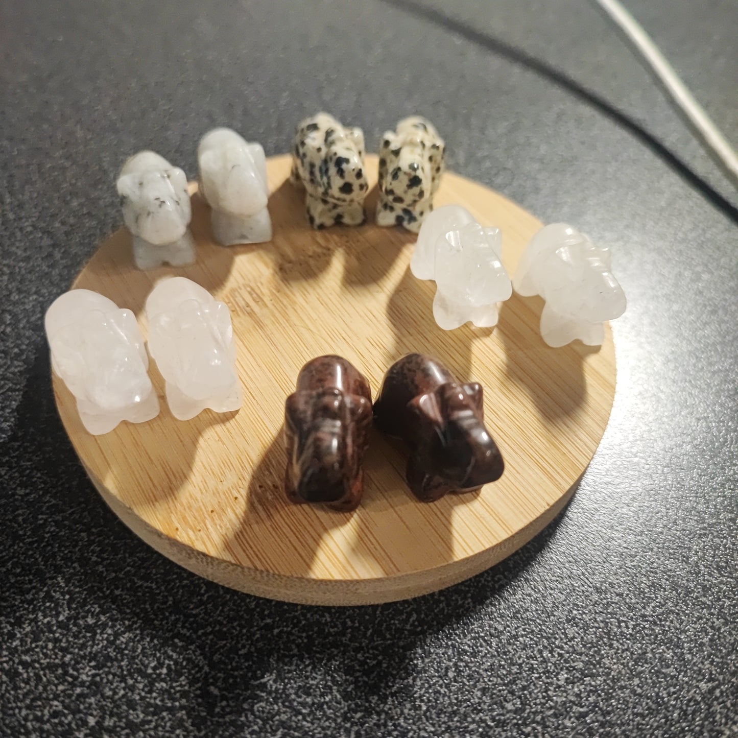 Elefantes pequeñitos de minerales varios.