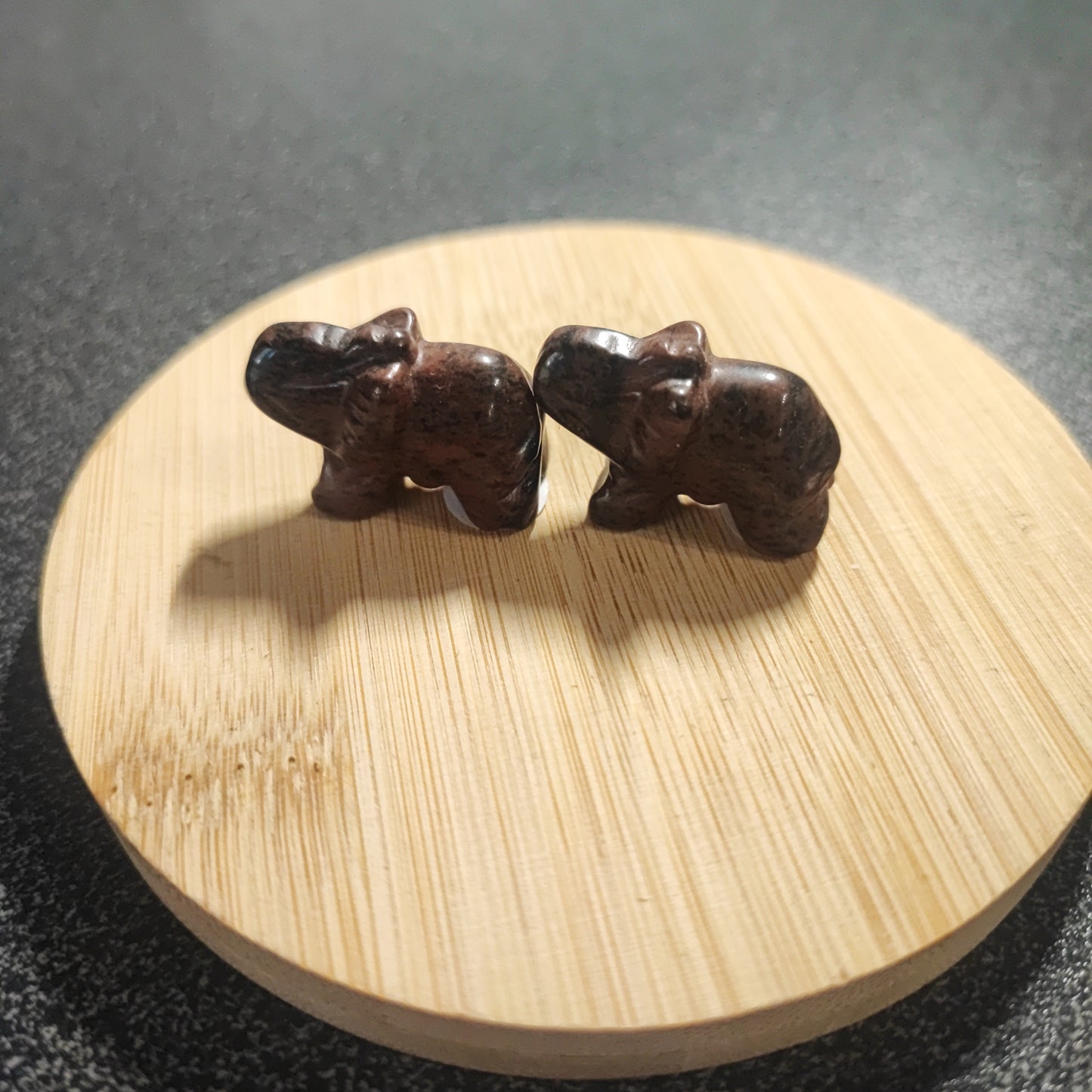 Elefantes pequeñitos de minerales varios.