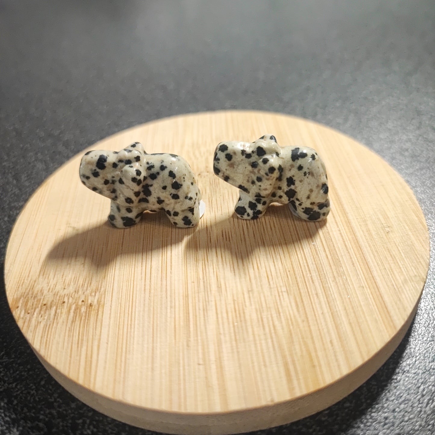 Elefantes pequeñitos de minerales varios.