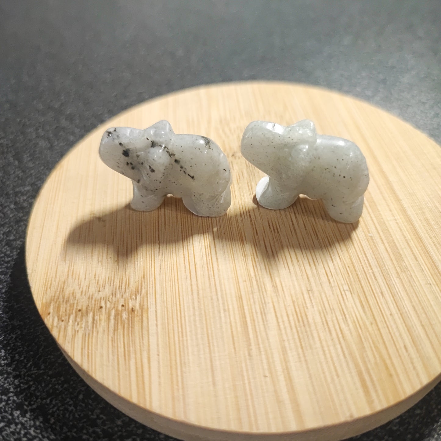 Elefantes pequeñitos de minerales varios.