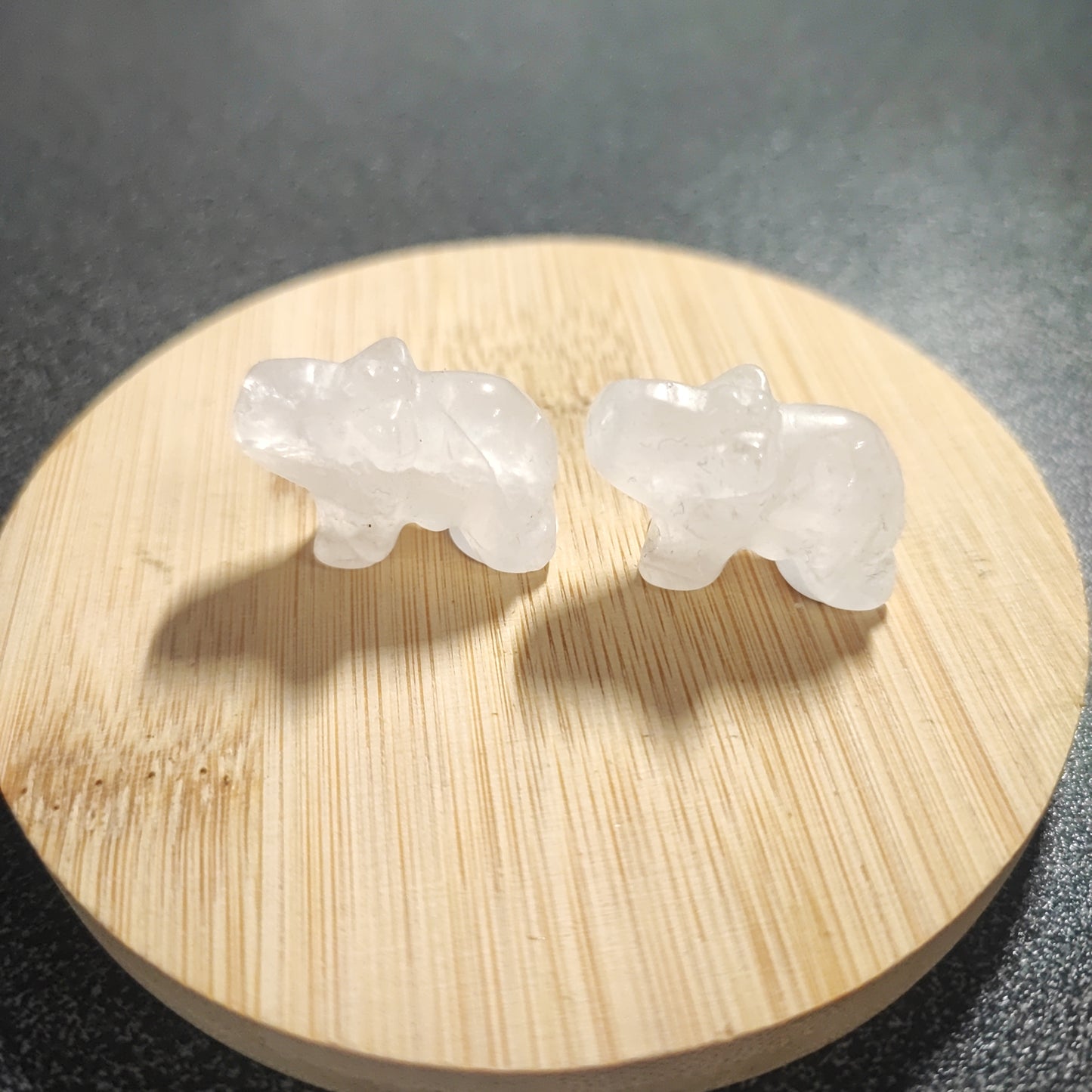 Elefantes pequeñitos de minerales varios.
