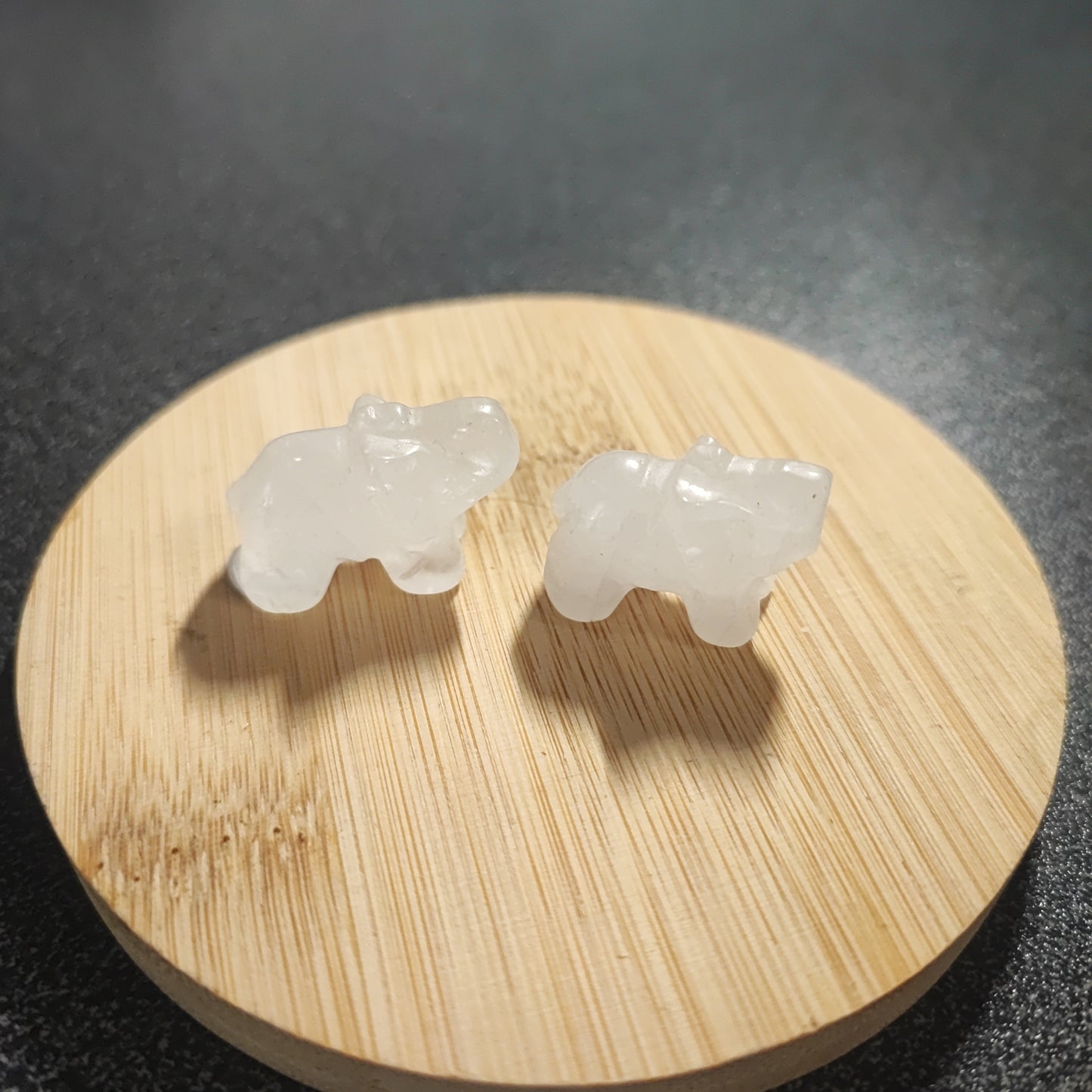 Elefantes pequeñitos de minerales varios.
