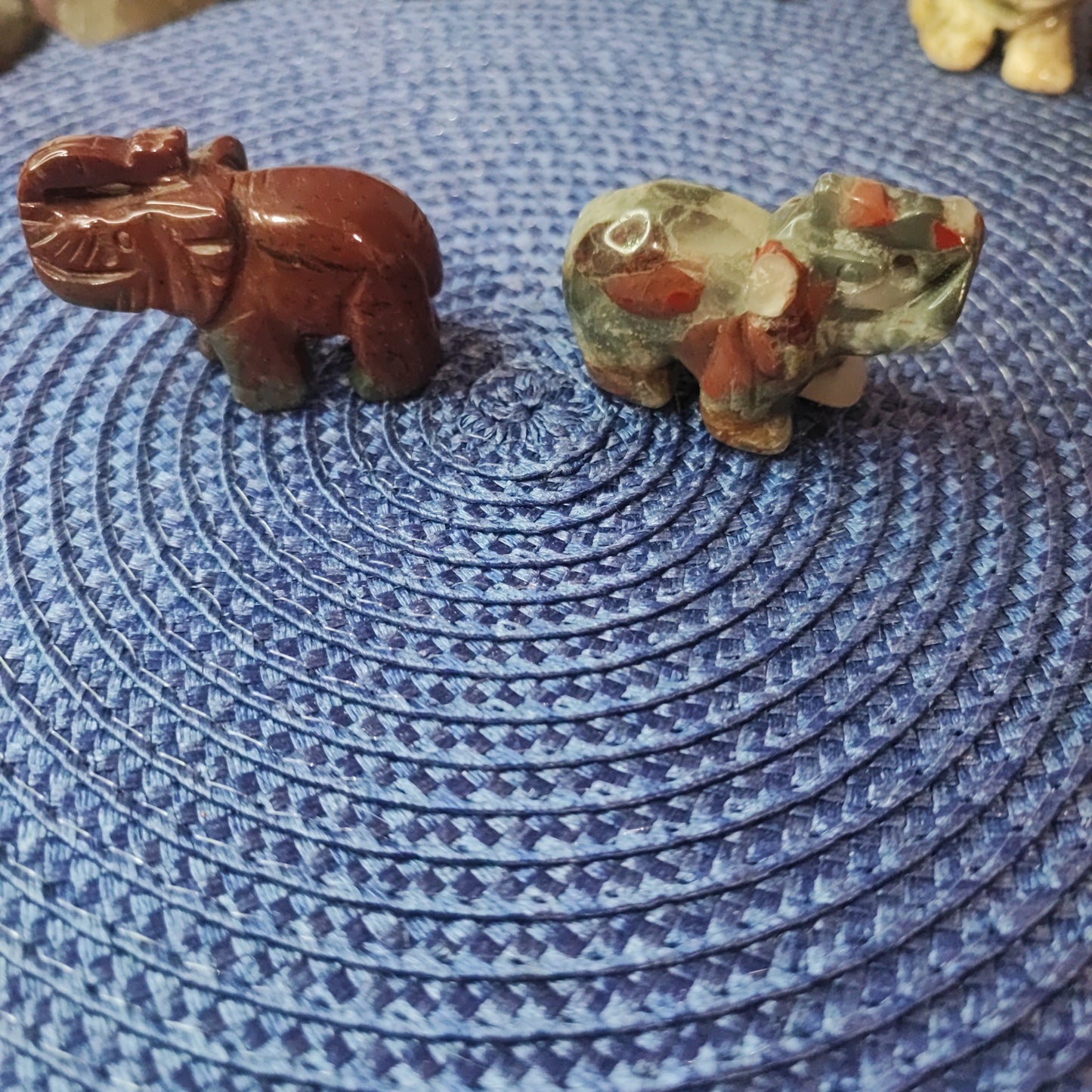 Elefantes de diferentes minerales